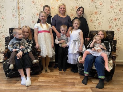 Семья с девятью детьми переехала из аварийного дома в три квартиры - Новости ТИА