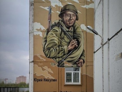Джокер нарисовал ко Дню Победы граффити - портрет солдата Юрия Никулина  - Новости ТИА