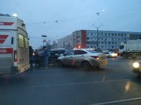 В Твери в ДТП на площади Капошвара пострадали три человека, в том числе дети - новости ТИА