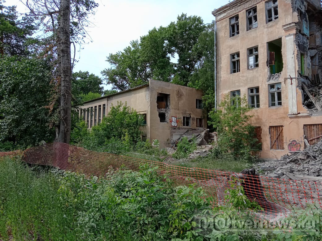 В Твери приступили к сносу аварийного здания бывшей школы№5 | 09.07.2022 |  Тверь - БезФормата