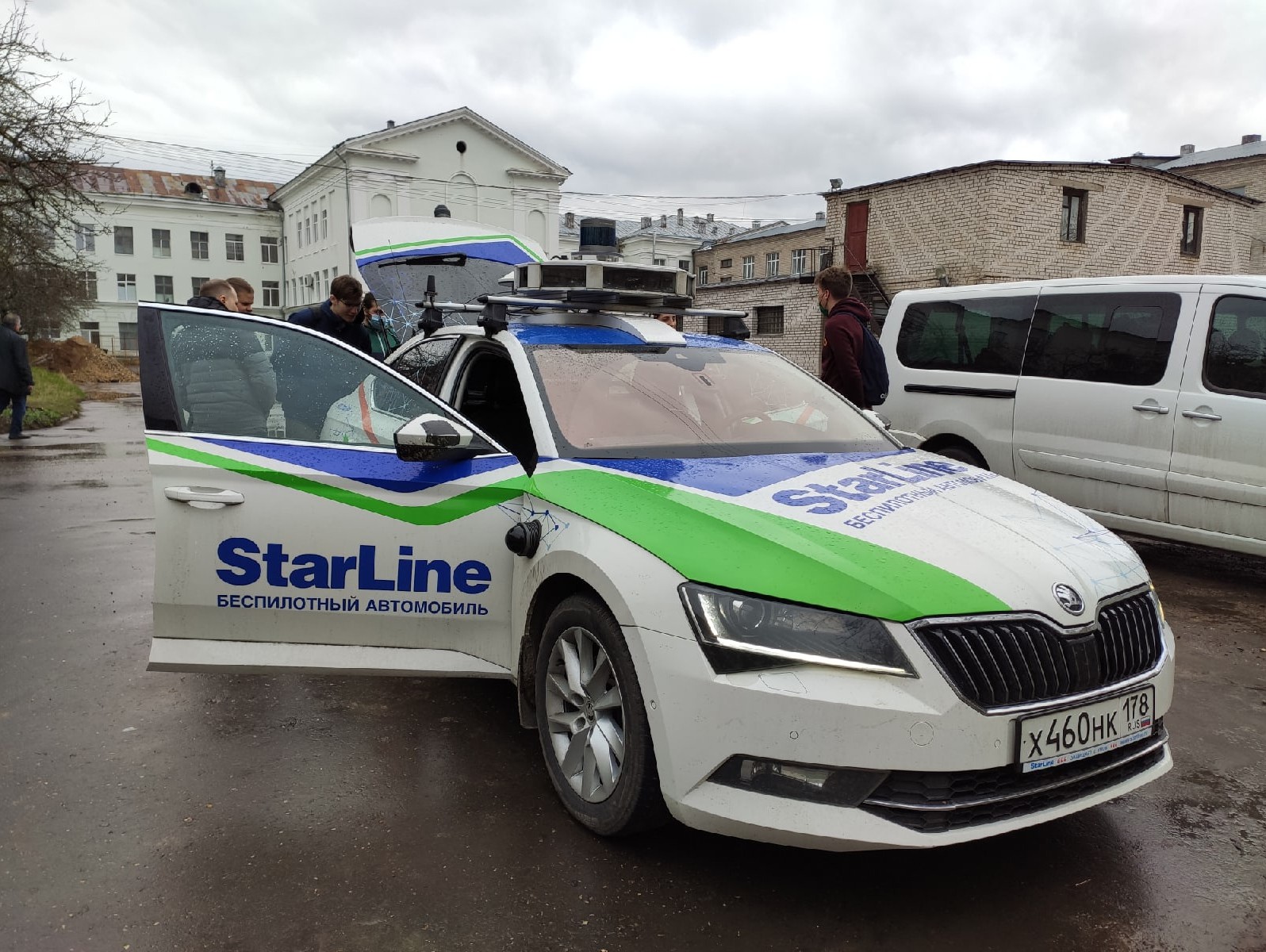 Машина тверь. Беспилотный транспорт STARLINE. Российские беспилотные автомобили. Беспилотные авто в России. Машина на улице в России.