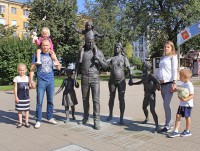 У памятника Семье в Твери нашлось живое воплощение - Новости ТИА