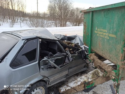 Три человека пострадали в результате столкновения ВАЗа с трактором - Новости ТИА