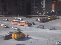 На площади Капошвара в Твери трамвай эвакуировал сломавшегося собрата - Новости ТИА