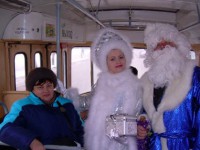 В Твери пассажиров трамвая № 14 поздравляет Снегурочка - Новости ТИА