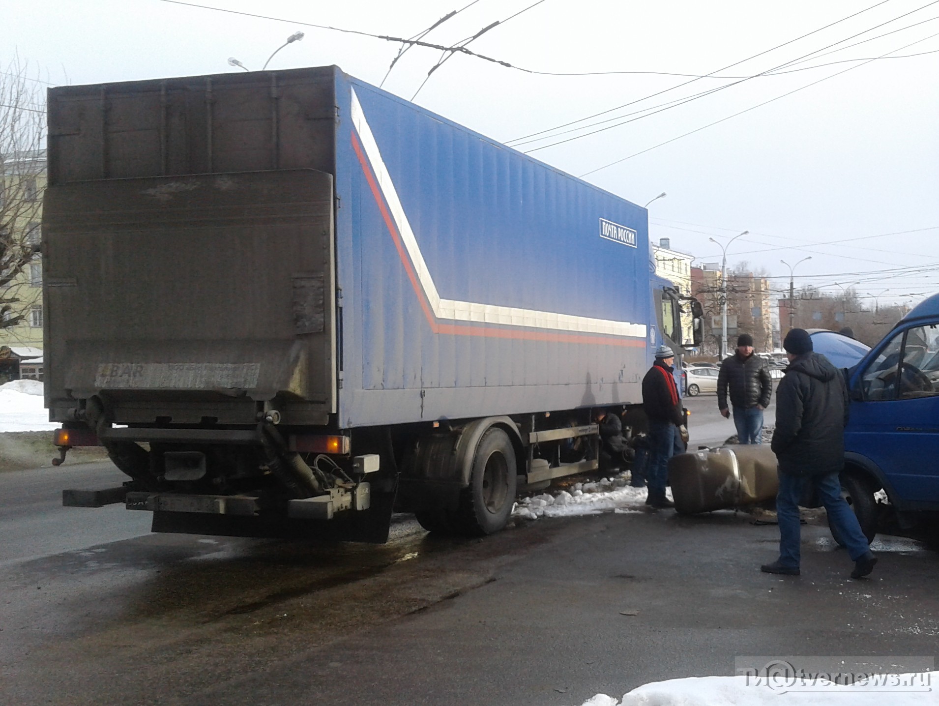 В Твери канализационный люк вырвал бензобак у фуры, на дорогу и тротуар  вытекло 500 литров солярки - ТИА