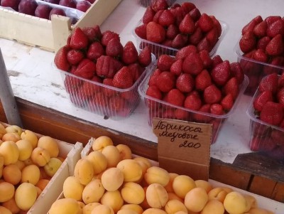 На рынке в Твери продавали подозрительные ягоды - Новости ТИА