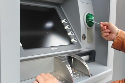 В Кимрах женщину ограбили у банкомата после обналичивания денег - Новости ТИА