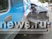 В Твери иномарка влетела в припаркованный автомобиль, водитель в реанимации - Новости ТИА