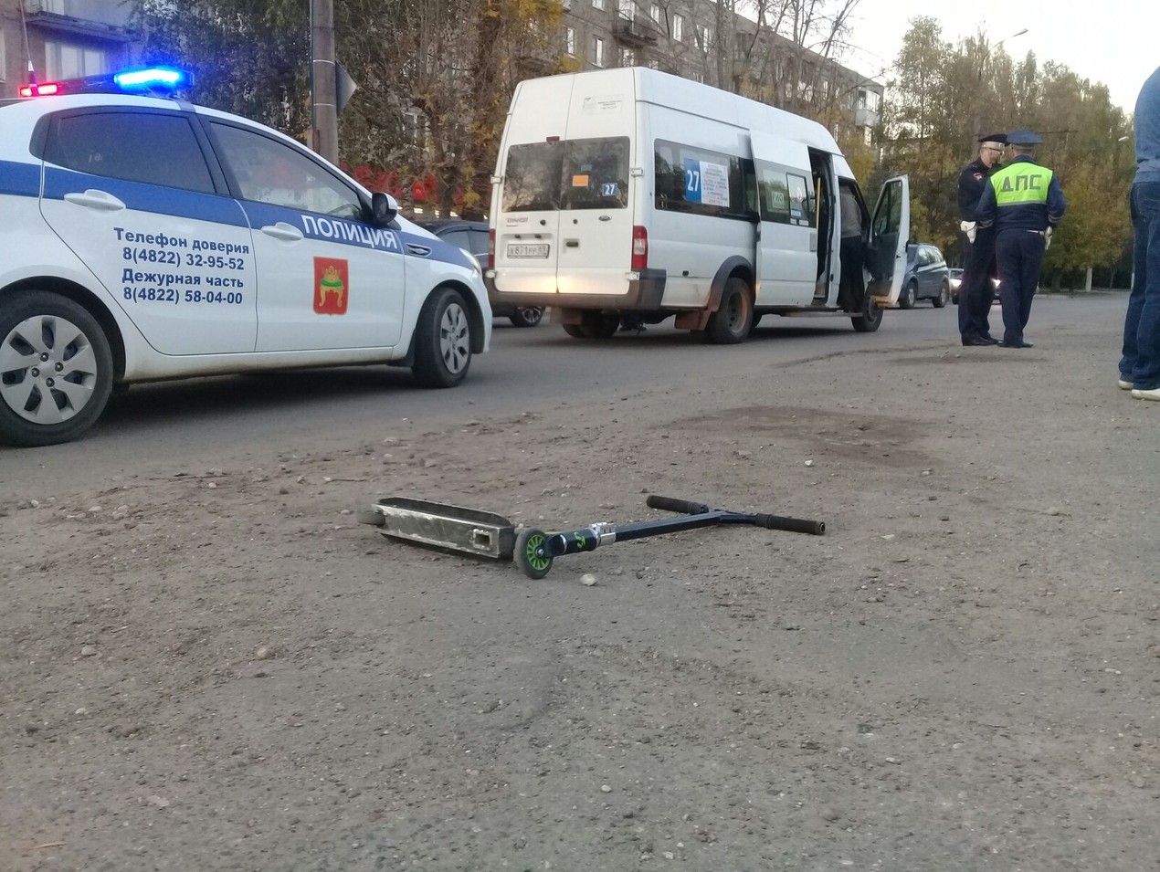 В Твери мальчик на самокате врезался в маршрутку и получил открытый перелом  ноги - ТИА