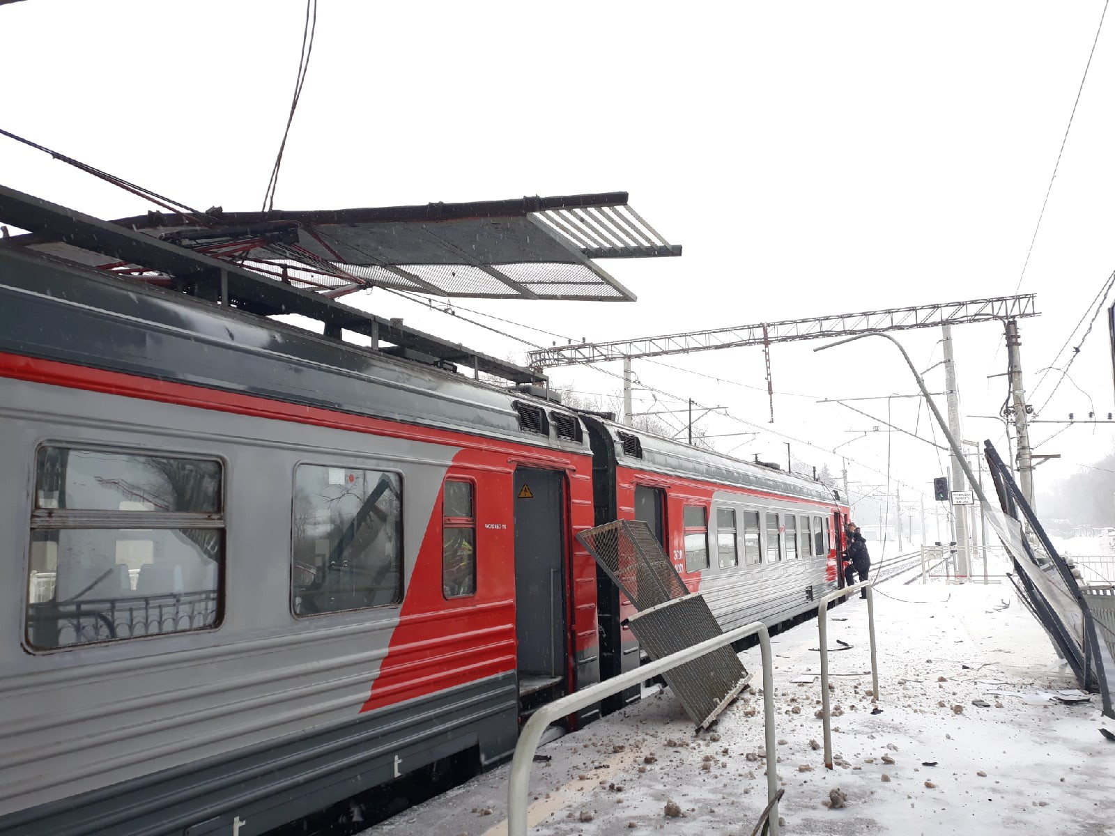 ЧП на железной дороге Тверь-Москва: иномарка упала с моста на платформу |  12.02.2021 | Тверь - БезФормата