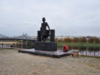 В Твери отреставрировали разрушающийся постамент памятника Пушкину - Новости ТИА