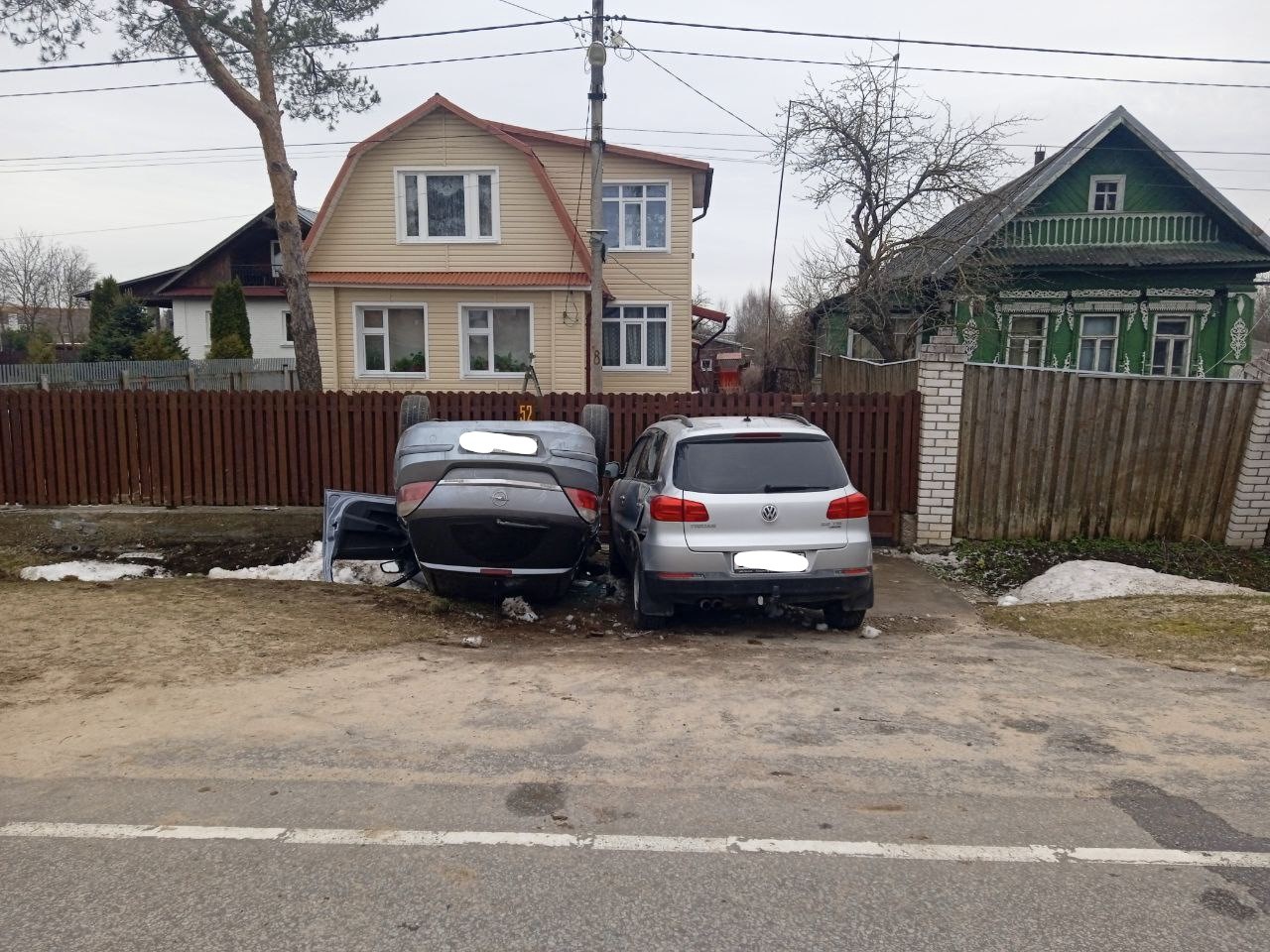 В Тверской области автомобиль перевернулся и протаранил другую машину |  15.04.2022 | Тверь - БезФормата