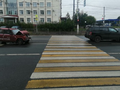 В Твери на светофоре столкнулись два автомобиля, пострадал водитель  - новости ТИА