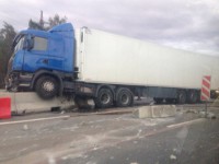 На мосту через Тверцу на трассе М-10 фура снесла ограждение и парализовала движение - Новости ТИА