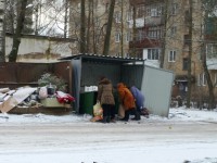 Пенсионеры роются в мусорных контейнерах в поисках просрочки из сетевых магазинов - Новости ТИА
