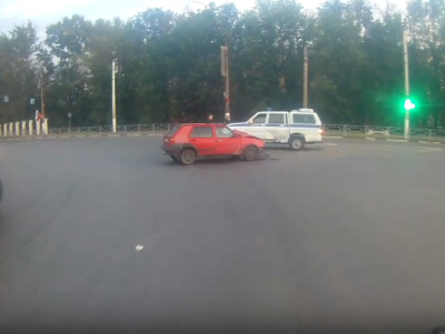 Опубликовано видео столкновения легковушки и полицейского УАЗа - новости ТИА