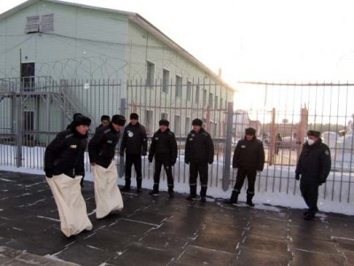 Осуждённые в тверских колониях прыгают в мешках и играют в хоккей  - Новости ТИА