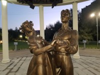 Торчащие соски на памятнике выпускникам 1941 года тверской скульптор закрыл бантом - Новости ТИА
