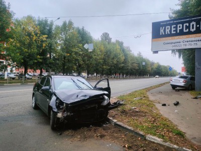 В Твери в Заволжье по вине женщины-водителя столкнулись две иномарки - новости ТИА