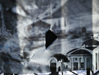 В Ржеве хулиганы порвали и разрисовали баннер на Советской площади - Новости ТИА