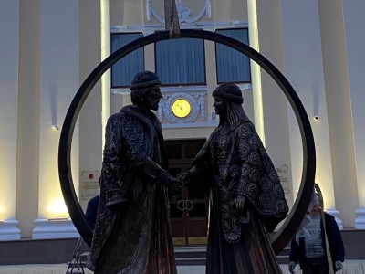В Твери перед Дворцом бракосочетания установили скульптуры двух святых - Новости ТИА