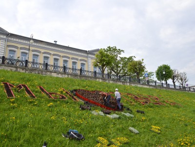 На набережной начали высаживать цветами надпись "Мы любим Тверь" - новости ТИА