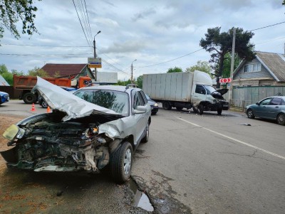 Два человека пострадали при столкновении фургона и легковушки в Твери - Новости ТИА