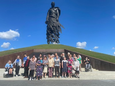 Люди с инвалидностью при поддержке властей посетили Ржевский мемориал - Новости ТИА