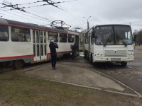 В Твери трамвай протаранил маршрутное такси - Новости ТИА