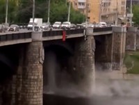 В Твери из-под Нового моста хлещет водопад - Новости ТИА