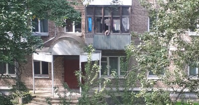 Уже не в первый раз наблюдаю ребенка, висящего через балкон - народные новости ТИА