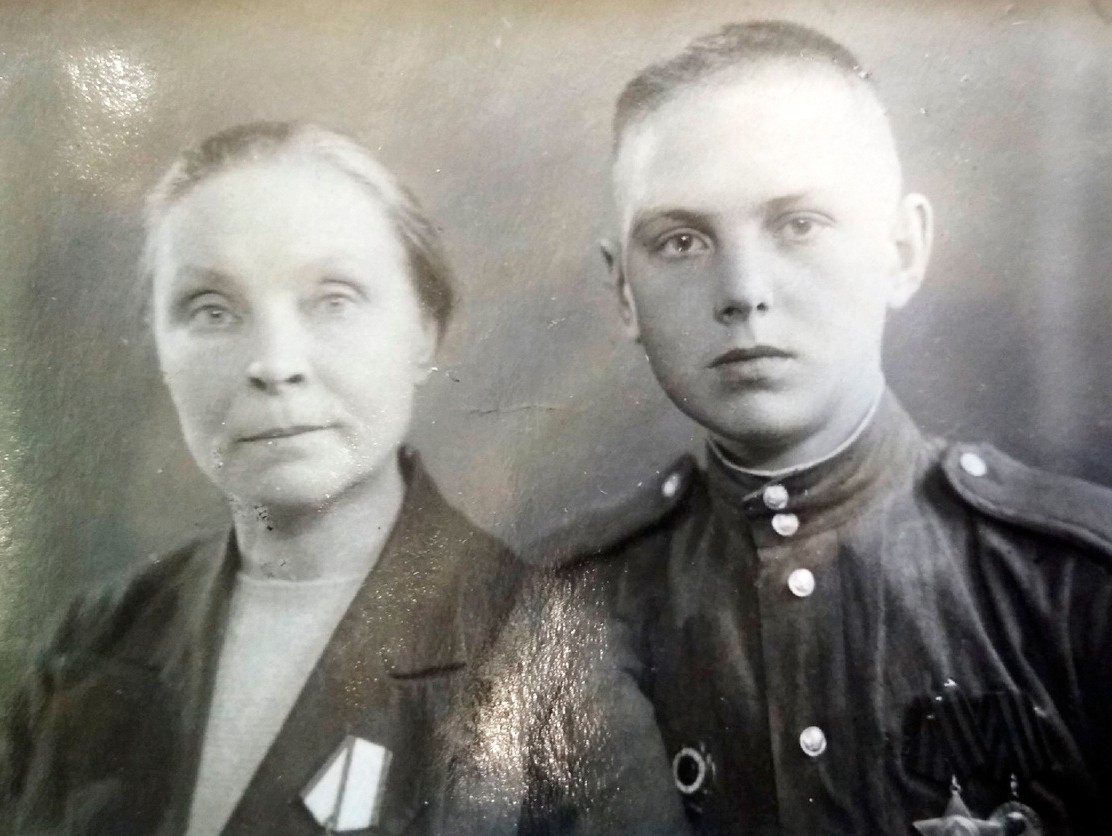 Елизавета Фадеева с сыном. Фото из семейного архива.