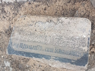 При замене бордюра в Твери нашли старинные надгробия  - Новости ТИА