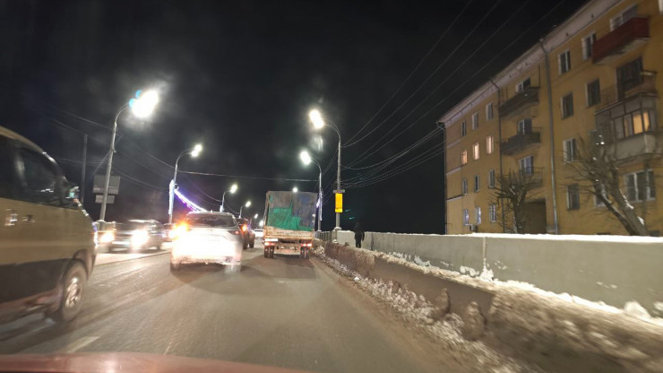 Сломавшийся на мосту грузовичок собрал огромную пробку в центре Твери - народные новости ТИА